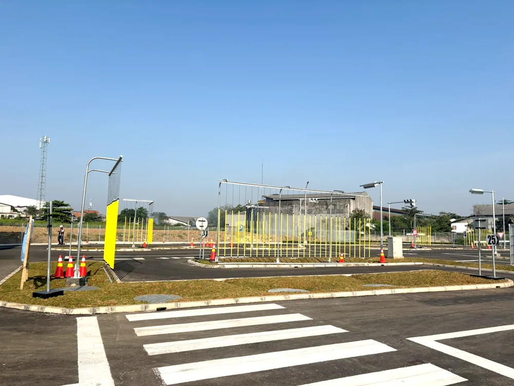 ポールを設置した、現地のクランク教習コース