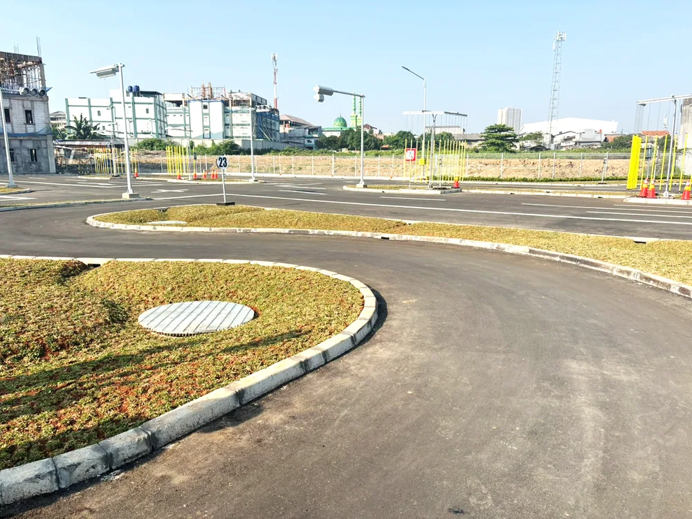現地の日本型教習コースに設けられたS字路