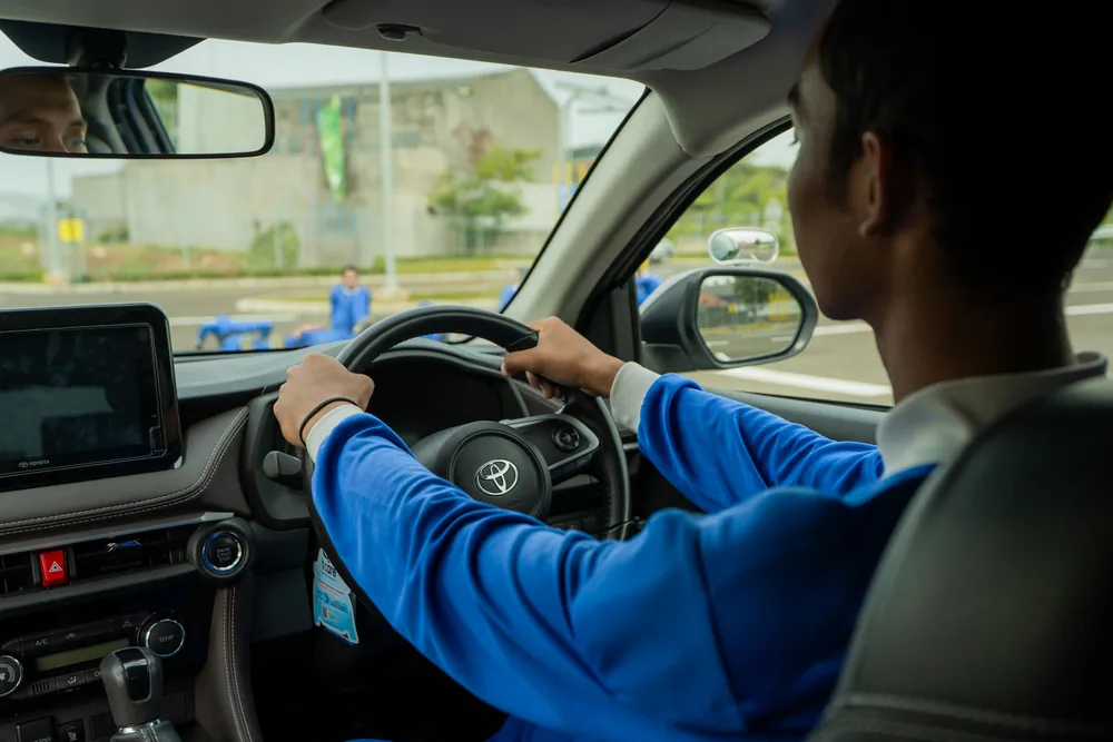 日本車両の運転席で教習コースを走る受講生